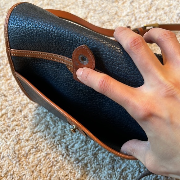 Vintage Dooney and Bourke All-Weather Leather Medium Essex Shoulder Bag - Picture 7 of 12